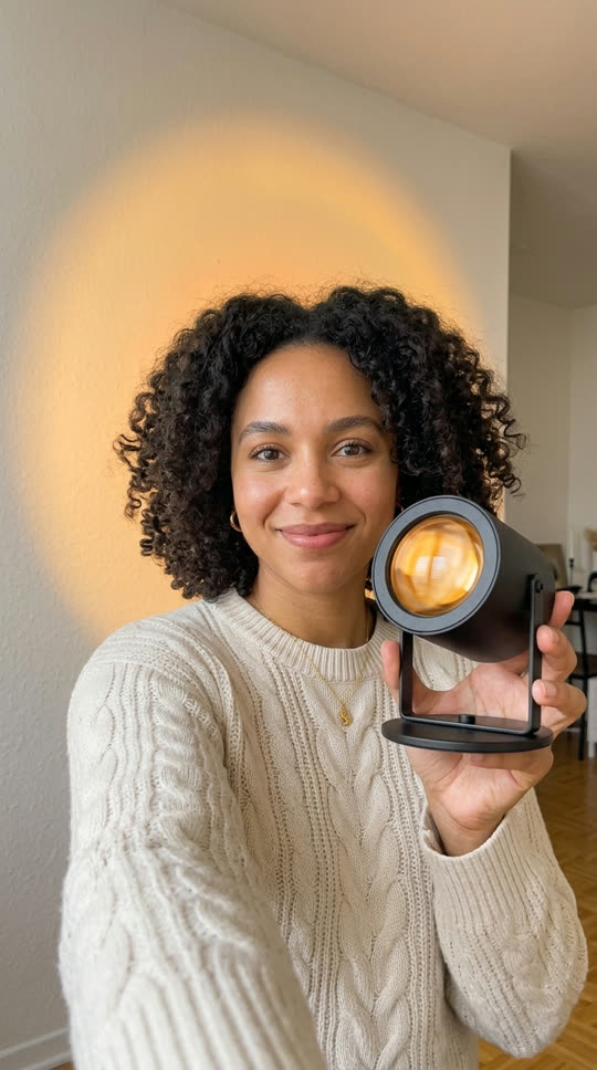 Product photo, lamp in hand